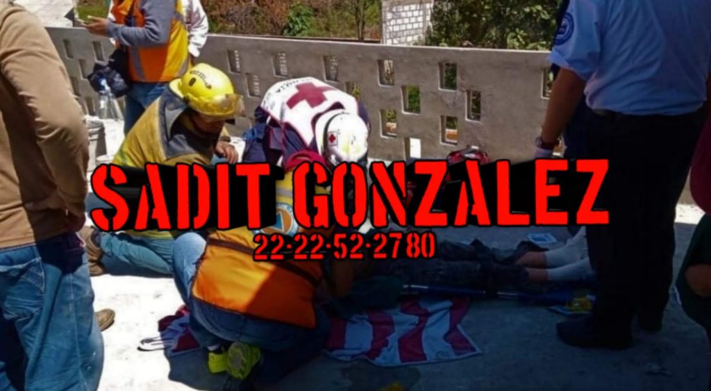 Con quemaduras de segundo grado resultó un albañil por descarga eléctrica en Huauchinango