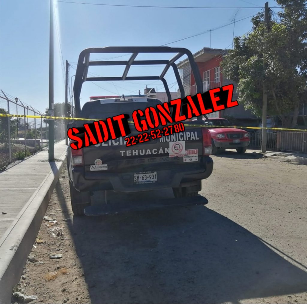 Sujetos irrumpen en academia de belleza y golpean a mujer en el estómago para asaltarla en Tehuacán