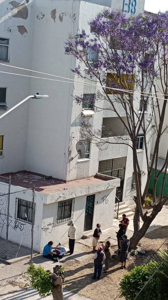 Fotonota: Señora mayor se resbala en Xilotzingo y vecinos hablan al 911