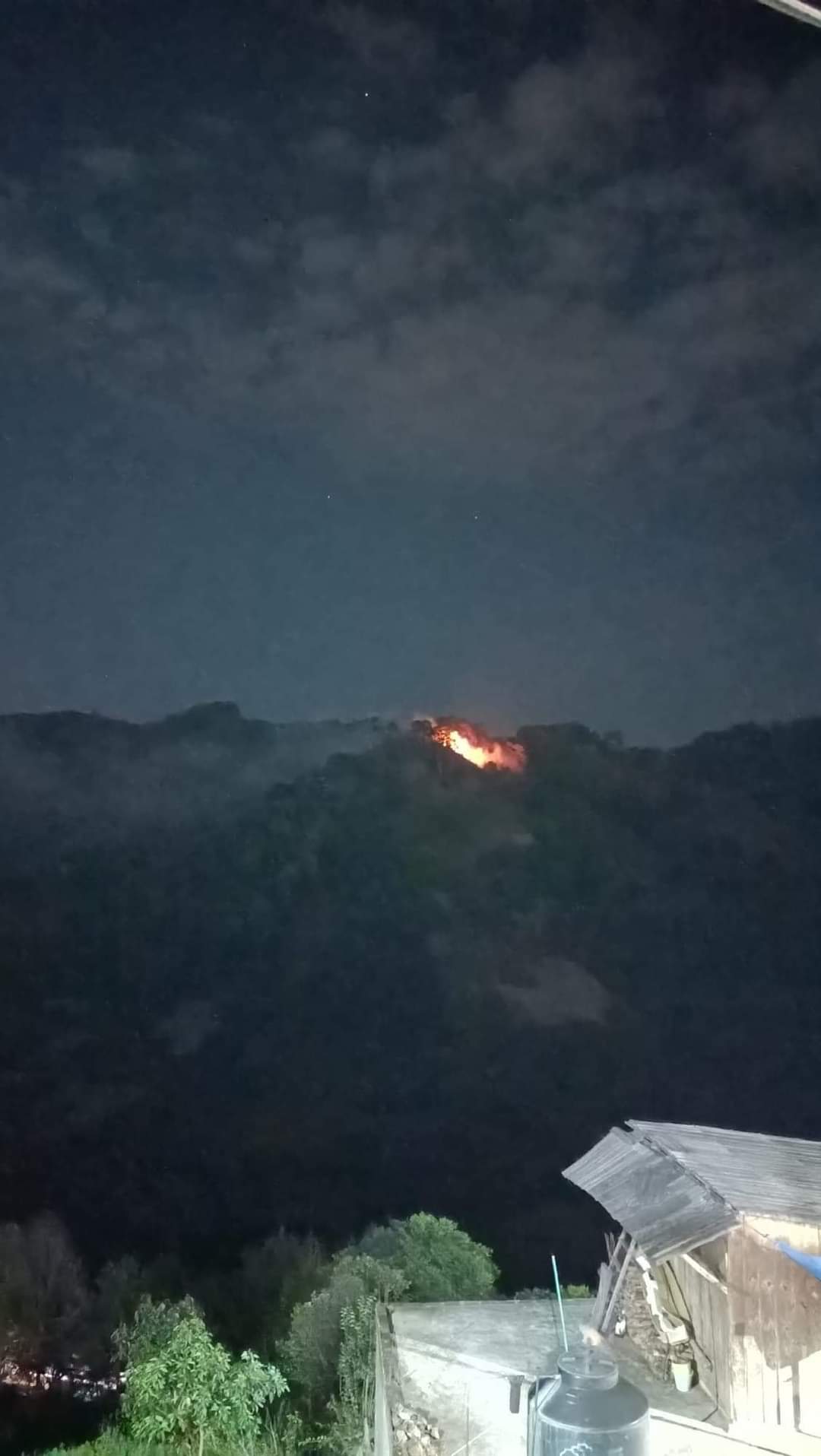 Fotonota: Incendio consume cerro en Huauchinango