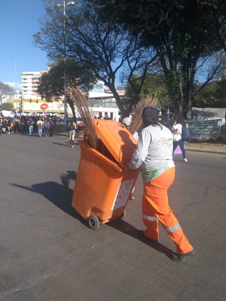 Fotonota: Personal de limpia “naranjitas” realizan labores de limpieza
