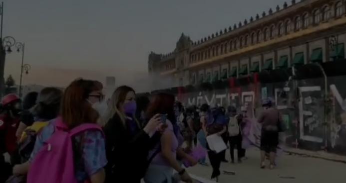 Video desde Puebla: En la CdMéx arremeten contra el muro de Palacio Nacional