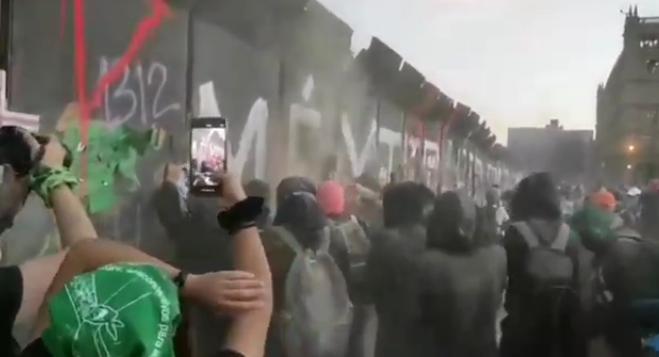 Video desde Puebla: En la CdMéx policías echaron bombas molotov a manifestantes, incluyendo reporteras