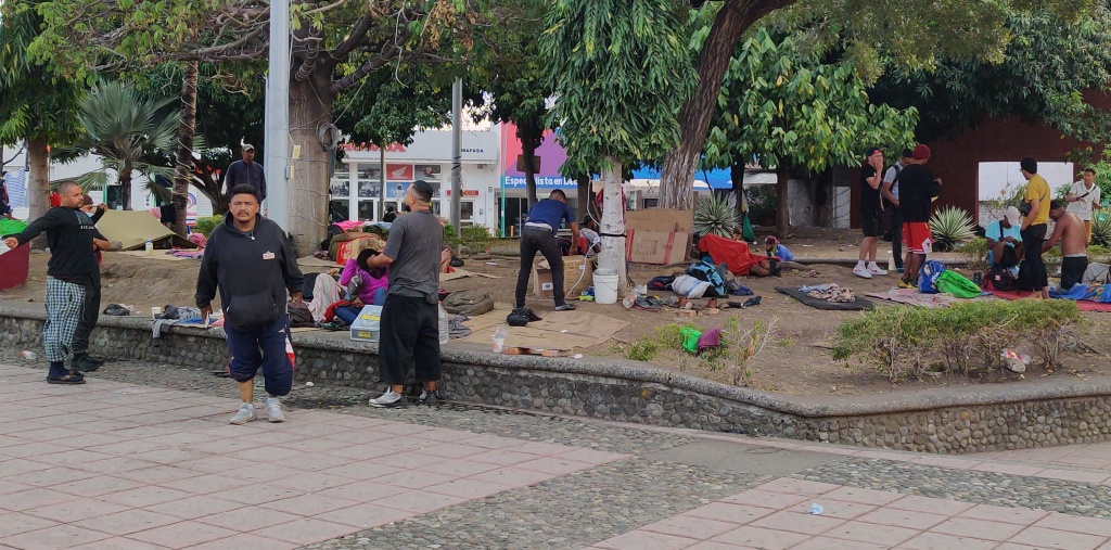 Parque Bicentenario de Tapachula convertido en dormitorio público para migrantes