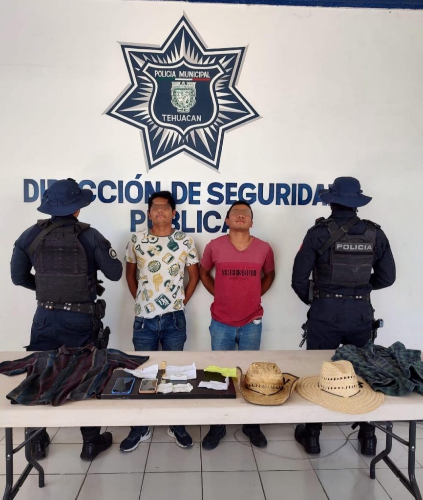 Detiene policía municipal a dos hombres que intentaban vender oro falso