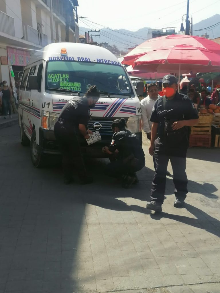 Elementos de vialidad meten en cintura a rebelde chofer