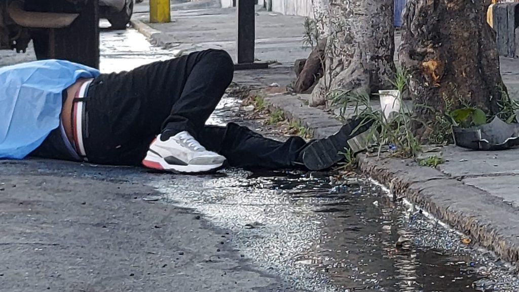 Fotonota: Motociclista derrapa y muere en la 16 Oriente y 38 Norte