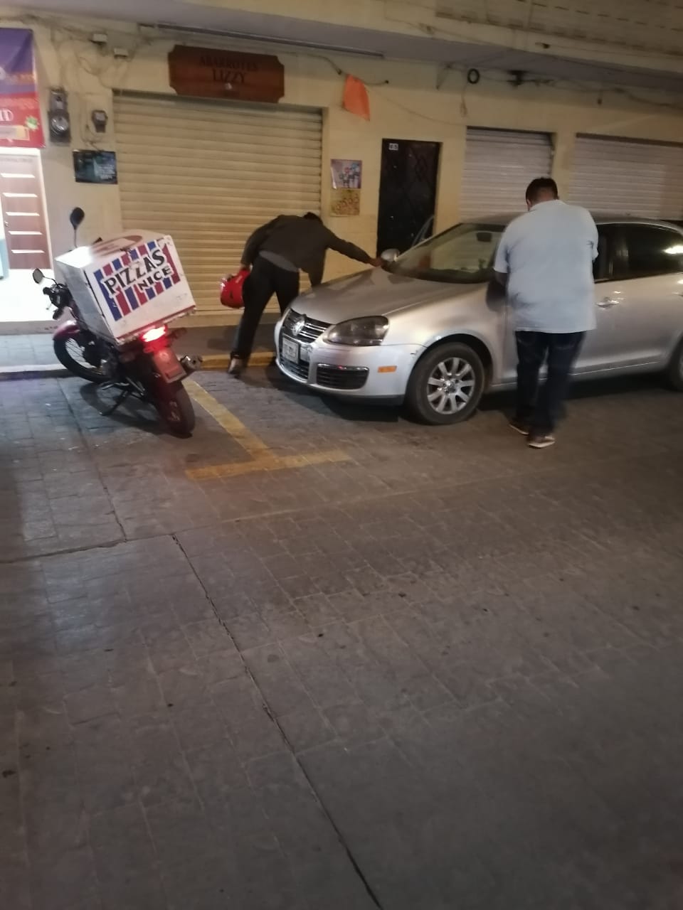 Desde Huauchinango: Imprudente repartidor de pizza casi arrolla a niña y golpea automóvil
