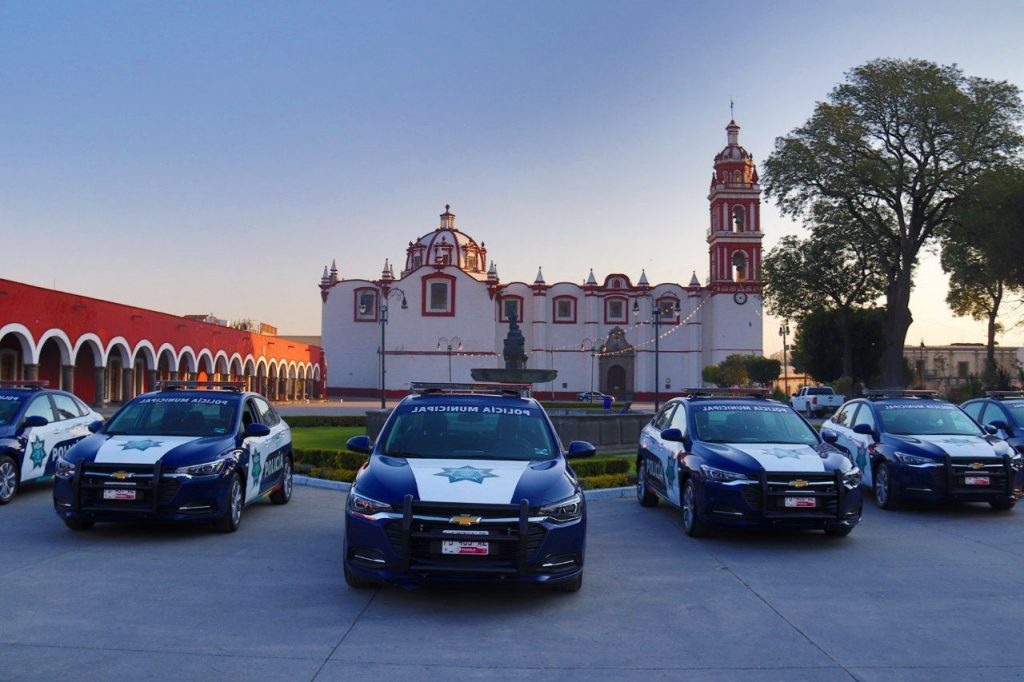 Paola Angon entregó patrullas a la policía en San Pedro Cholula