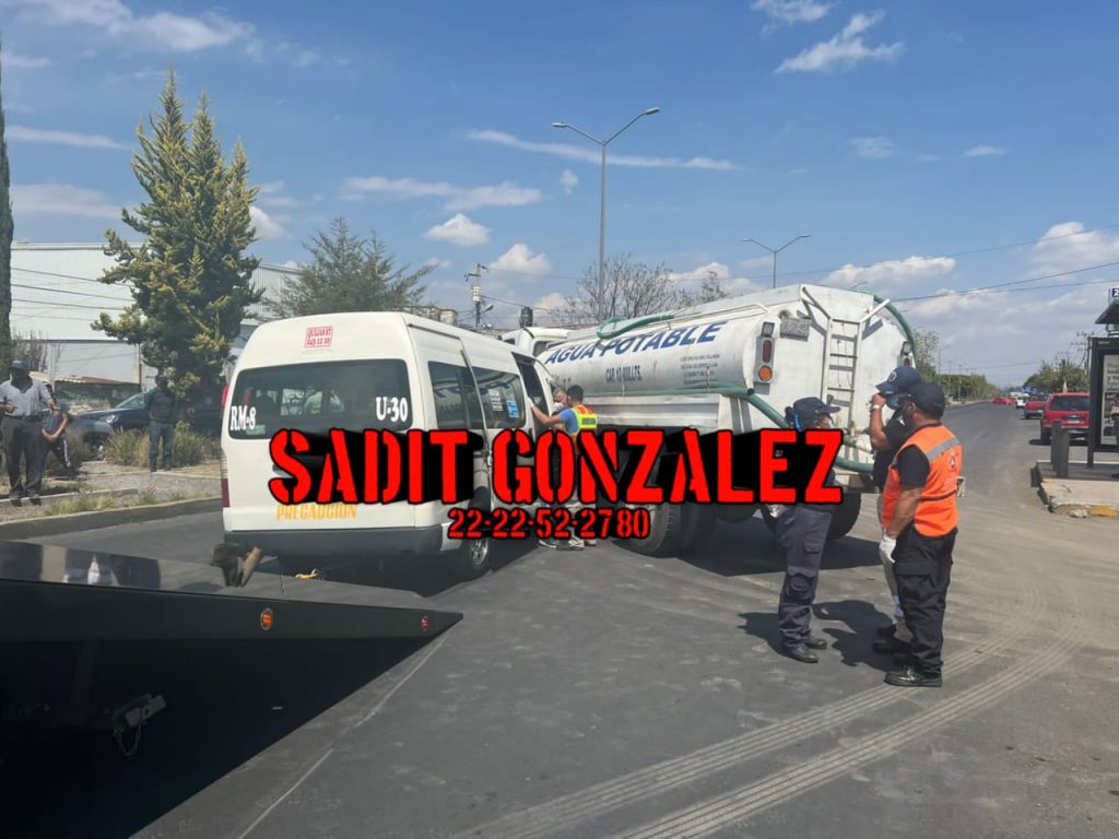 Al menos 3 lesionados por choque entre combi y pipa