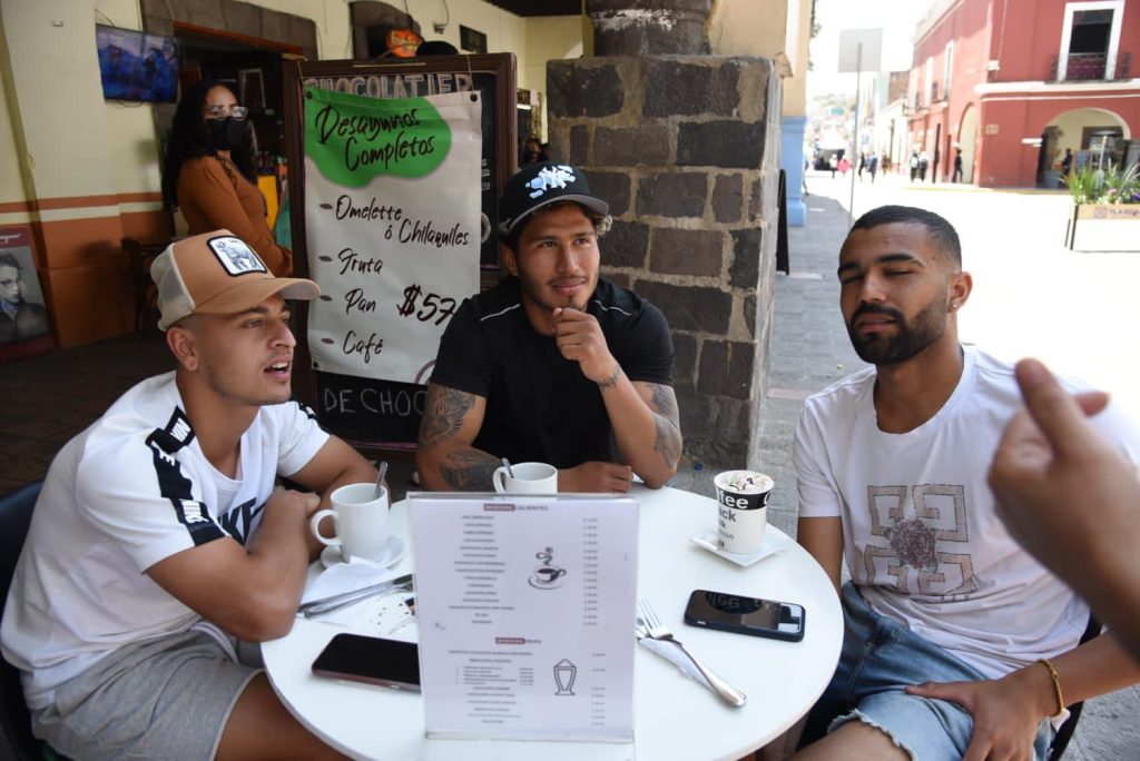 Visitantes disfrutan Tlaxcala capital durante el torneo internacional de voleibol playero