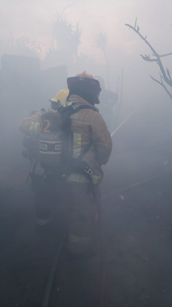 Protección Civil municipal atendió incendio de casa en la colonia Miguel Hidalgo.