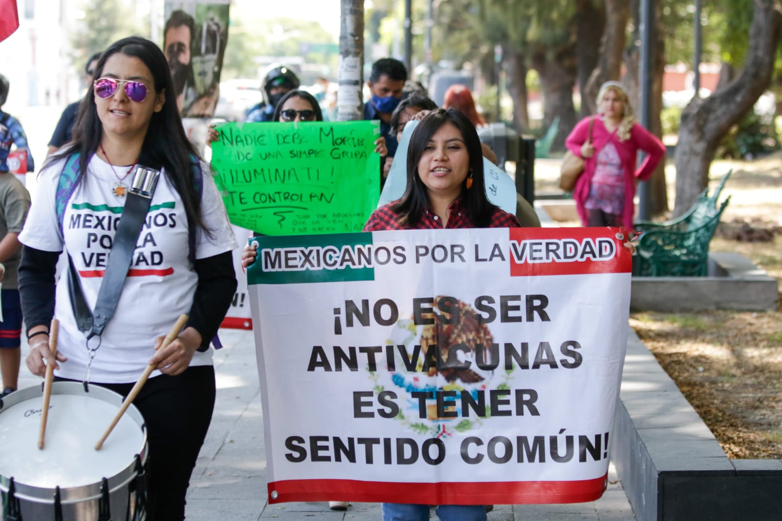 Video desde Puebla: Grupo antivacunas se manifiesta en el Paseo Bravo