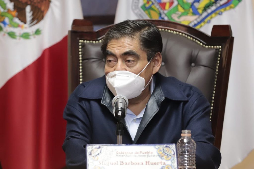 Gobernador Barbosa informó que concesionarios de verificentros tienen seis meses para instalarse.