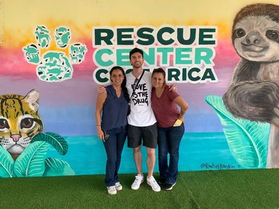 El bajista de Coldplay, Guy Berryman, visita el Centro de rescate animal en La Guácima durante una parada en su gira en Costa Rica