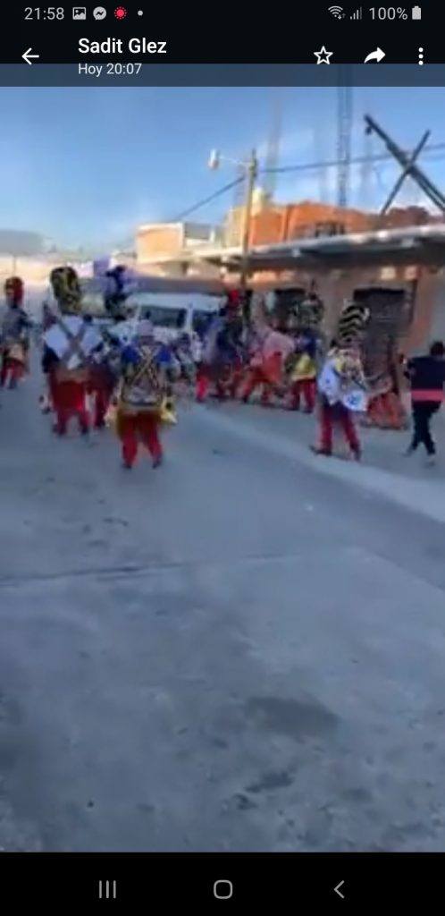 Bailarines borrachos se agarran a golpes en el carnaval de Huejotzingo