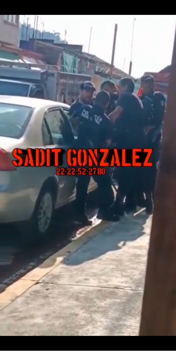 Video desde Puebla: Policías de Ayotoxco golpean a un hombre frente a su hijo