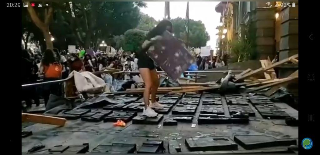 Video desde Puebla: Feministas derrumban protecciones del Palacio Municipal