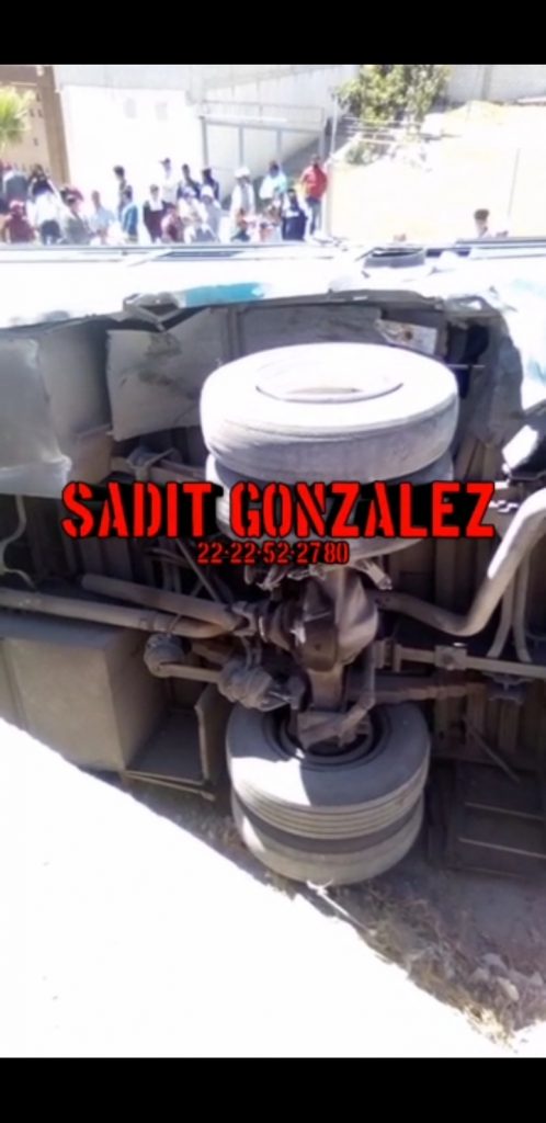 Video desde Puebla: Confirman el fallecimiento de una mujer en accidente en la carretera Acatzingo-Tepeaca