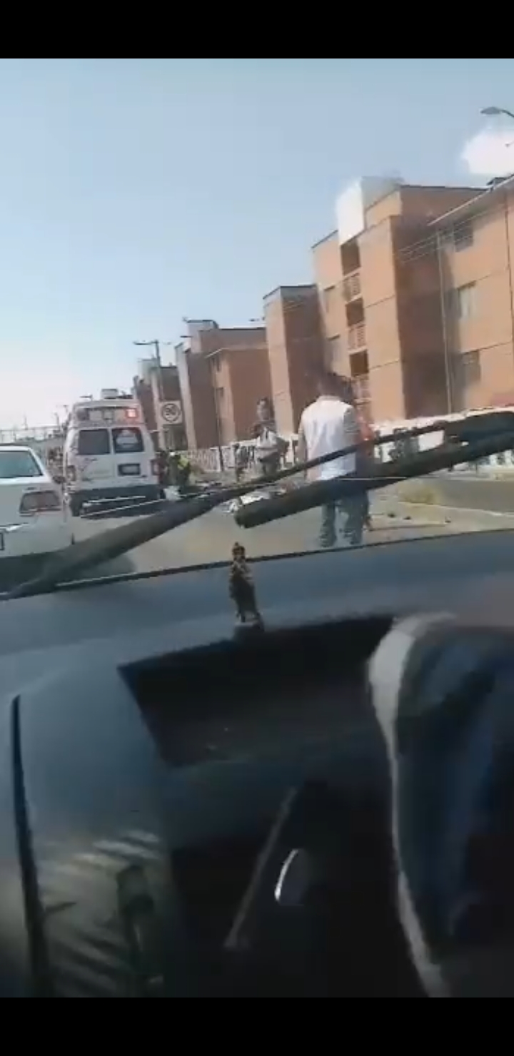 Video desde Puebla: Motociclista derrapa y fallece en el periférico