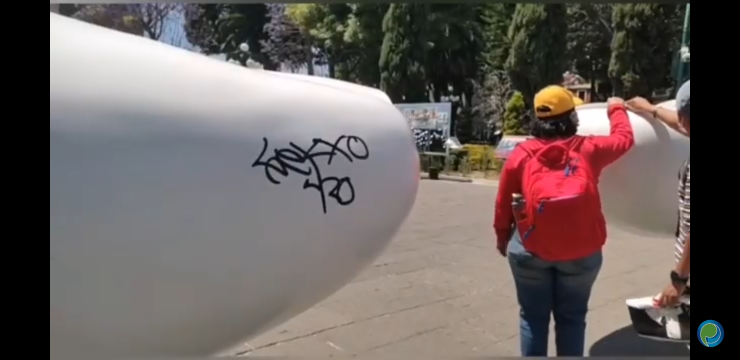 Video desde Puebla: Vandalizan obra de José Rivelino en el zócalo de la capital