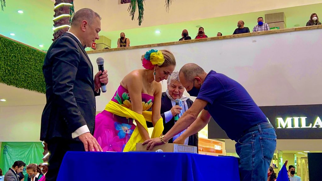 La cantante Cristina Eustace plasmó sus huellas en Galería Plaza de las Estrellas