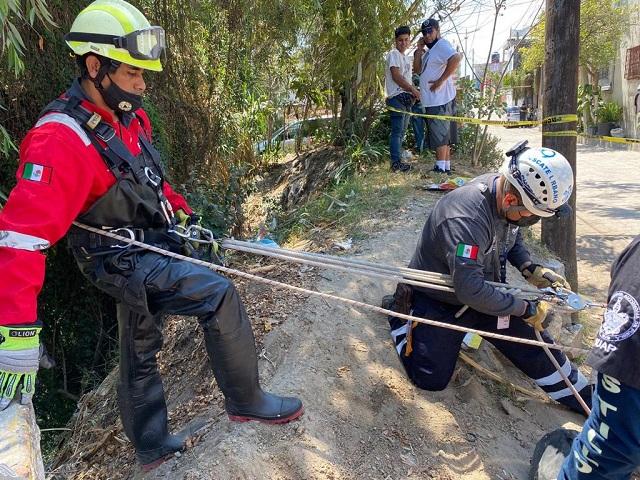 Grupo de Rescate Urbano de Protección Civil Municipal salvaron a una persona caída en barranca.