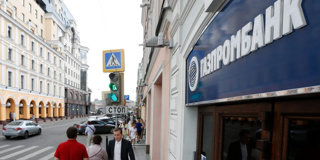 Unión Europea suma castigos a Rusia; excluye a sus bancos del sistema de mensajería financiera más importante del mundo