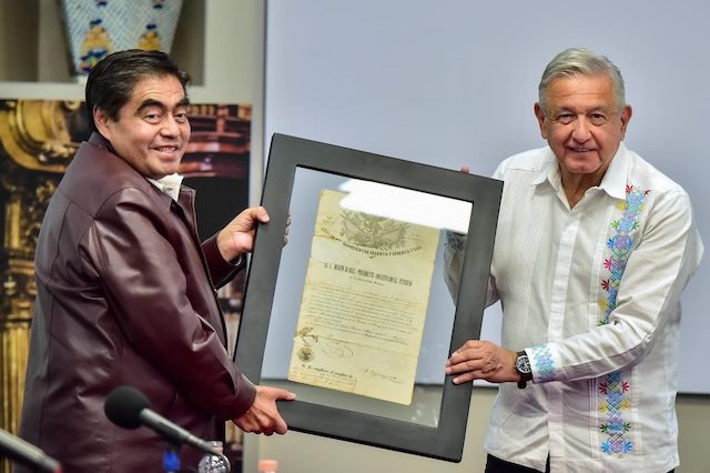 Miguel Barbosa entrega documento histórico a AMLO