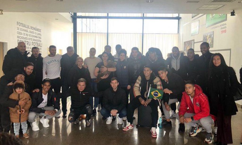 Futbolistas brasileños desplazados a Rumanía vuelven a Brasil