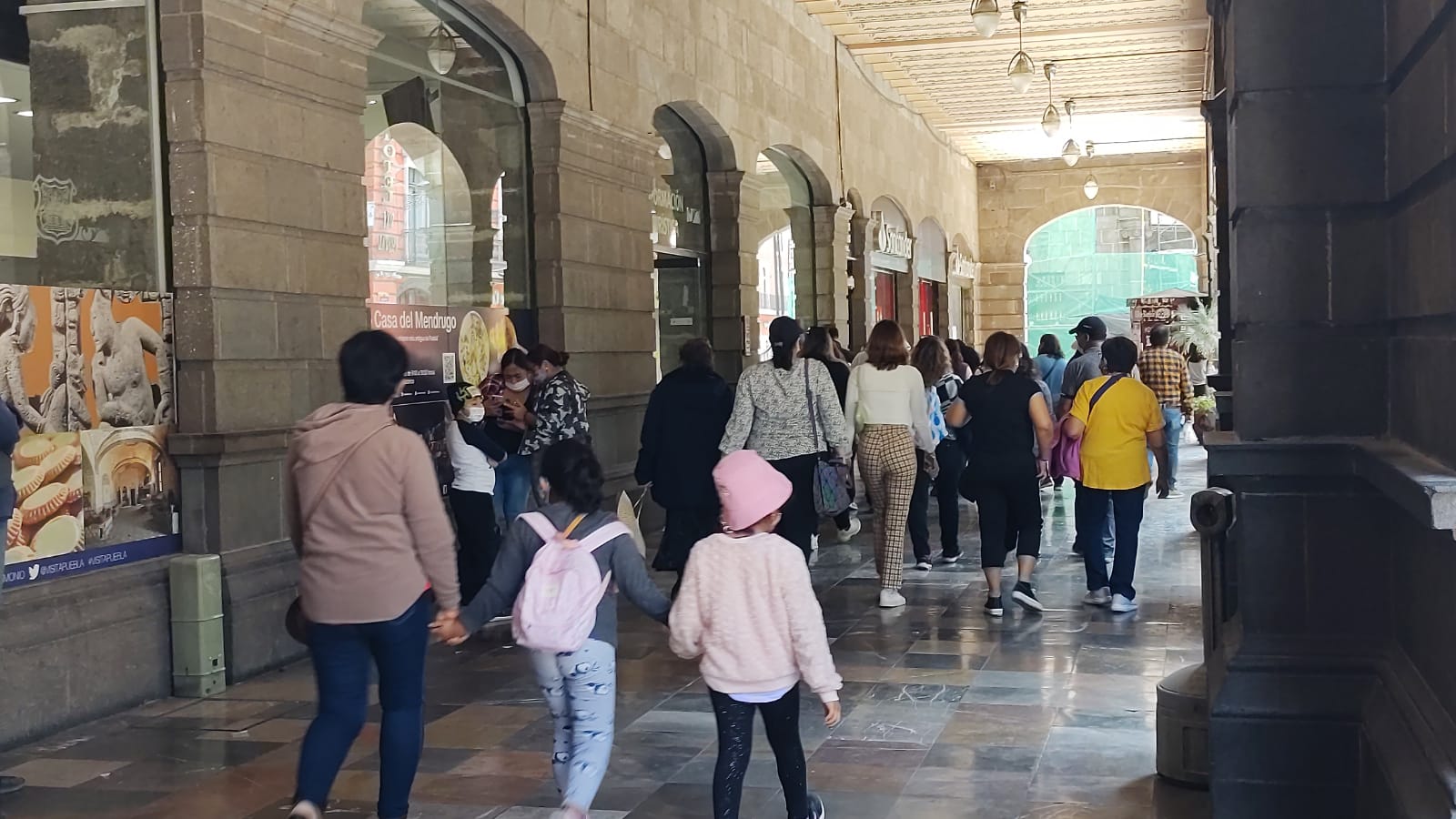 Se desborda la gente en el centro histórico de Puebla capital