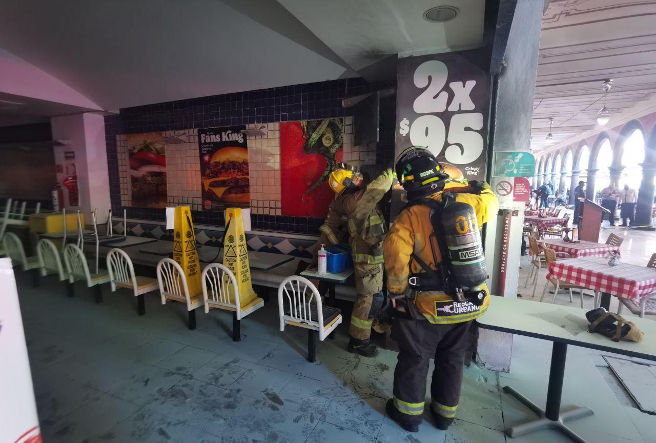Video desde Puebla: Sofocan conato de incendio en Burger King del centro histórico