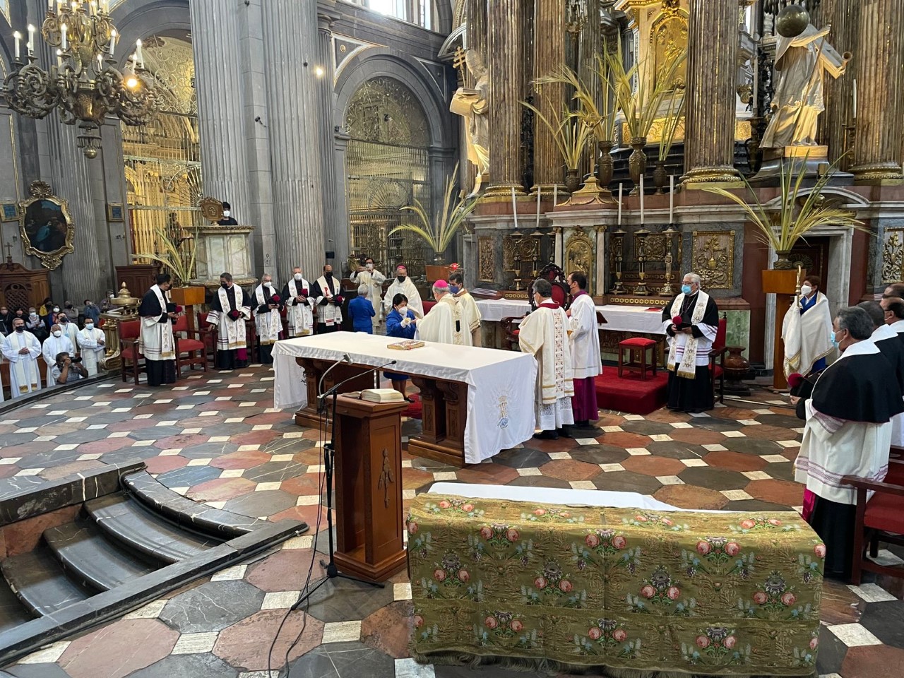 Celebra Arzobispo de Puebla Misa Crismal y la renovación de promesas sacerdotales