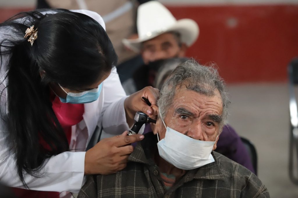 En Zautla, SEDIF realiza “Jornada de Entrega de Aparatos Auditivos”