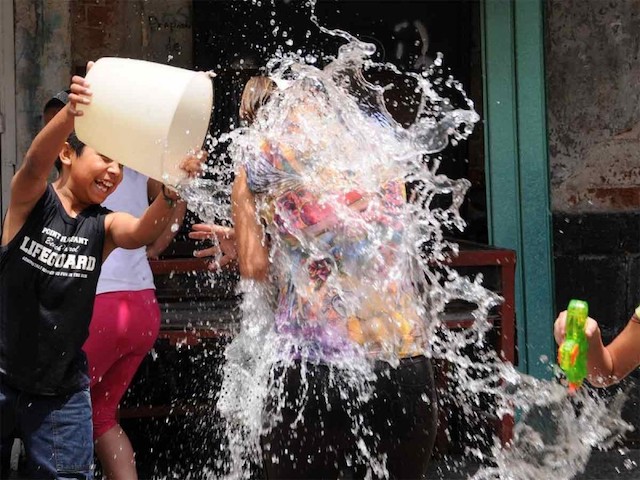 Sábado de Gloria 2022: Así surgió la tradición de mojarse en Semana Santa