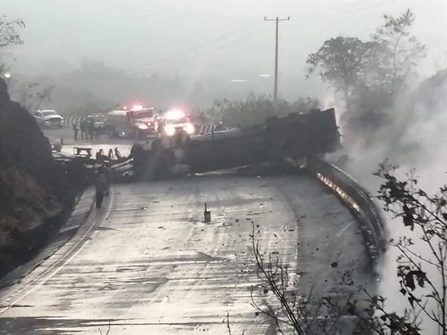 Volcadura de camión generó el cierre de la autopista Puebla-Córdoba