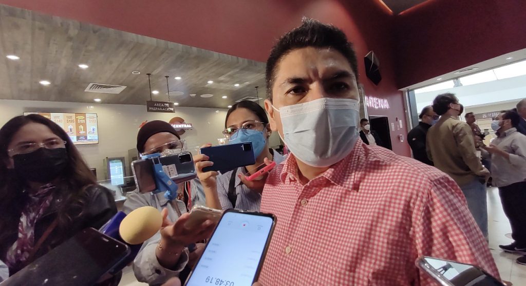 Comerciantes de la calle de dulces no estuvimos de acuerdo con que se convirtiera en peatonal y nuestras ventas han bajado 50 por ciento, acusó José Juan Ayala