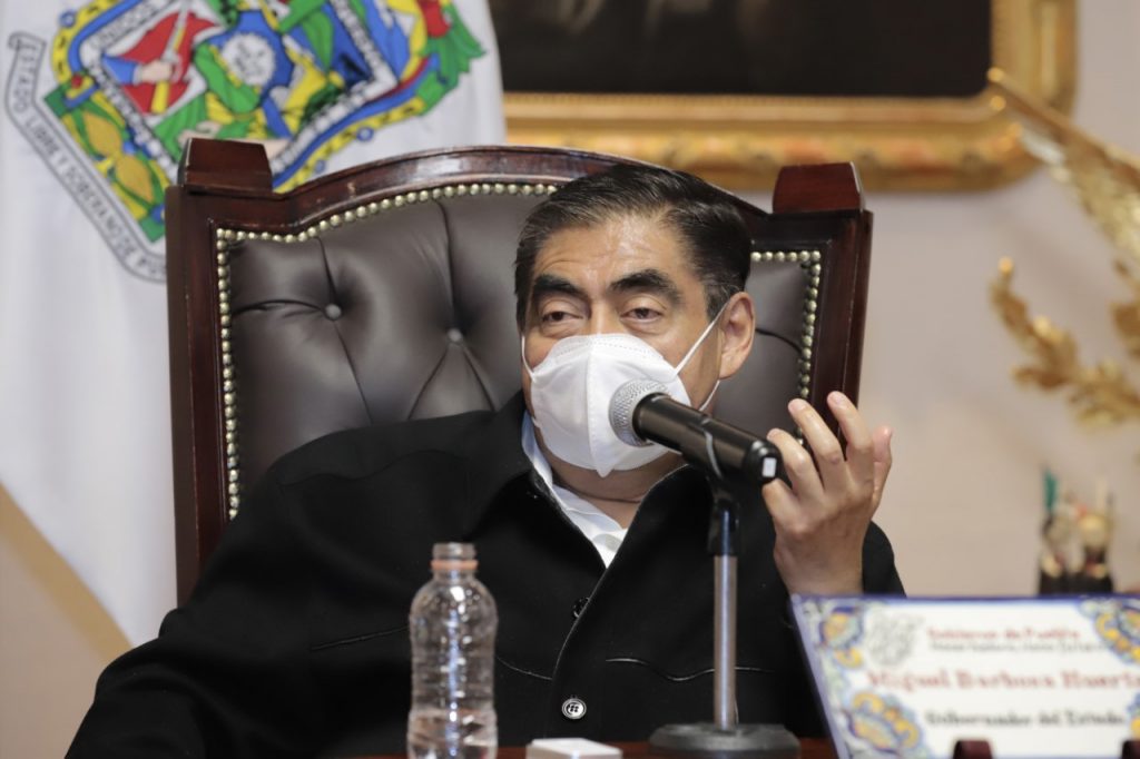 Pide Miguel Barbosa a policías de tránsito denunciar a agresor vestido con el informe de la GN