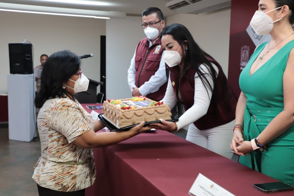 Entrega SEDIF pasteles en casas de asistencia