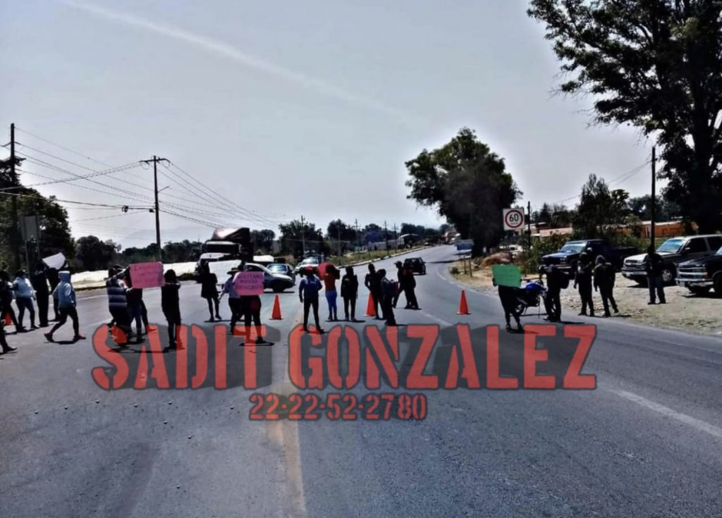 Bloquean la federal a Tehuacán a la altura de San Hipólito