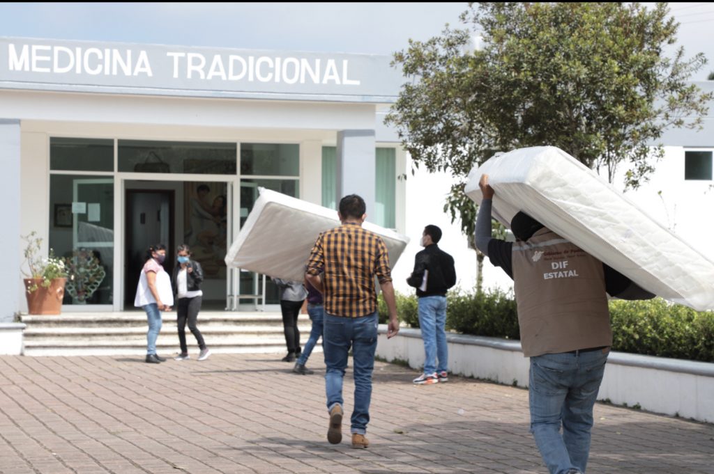 Entrega SEDIF colchones en módulos de medicina tradicional de hospitales regionales