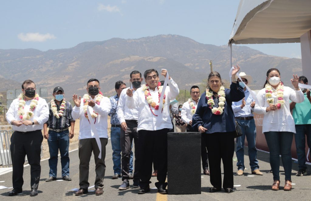 Con la red carretera, el gobierno estatal eleva las condiciones de vida en las regiones, subrayó Miguel Barbosa