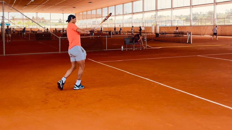 Nadal vuelve a entrenar cuatro semanas después de su lesión