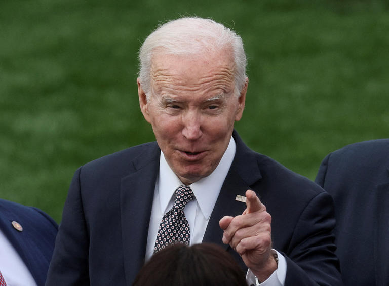 Biden prohíbe la entrada de barcos vinculados a Rusia en los puertos de EEUU