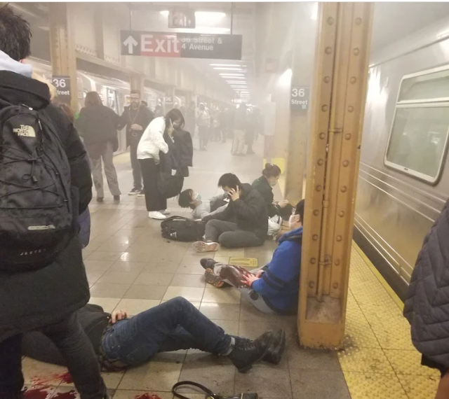 Tiroteo En Una Estación De Metro De Nueva York: Reportan Al Menos 13 ...