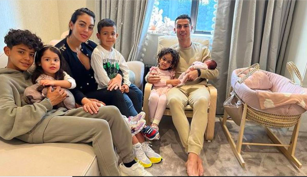 Cristiano Ronaldo presentó a su nueva hija, tras fallecimiento de su gemelo