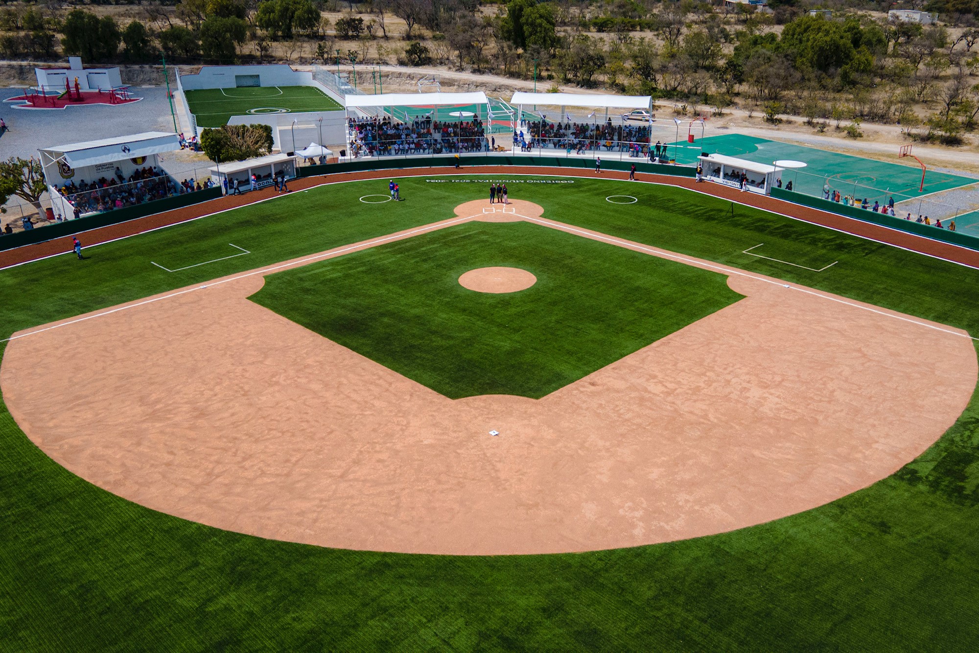 Se construye campo de béisbol en Tecali de Herrera