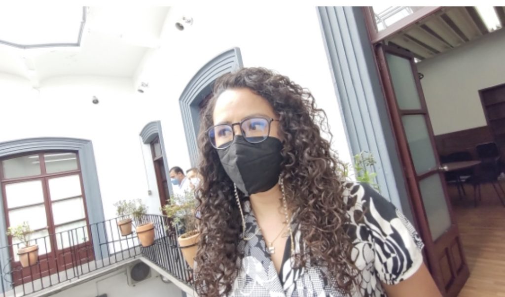 Desde conos hasta con un toro metálico algunos comerciantes y ciudadanos partan lugares en vía pública