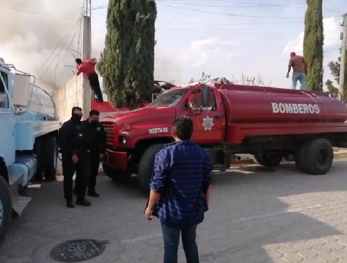 Se queman 50 vehículos en corralón de Tehuacán