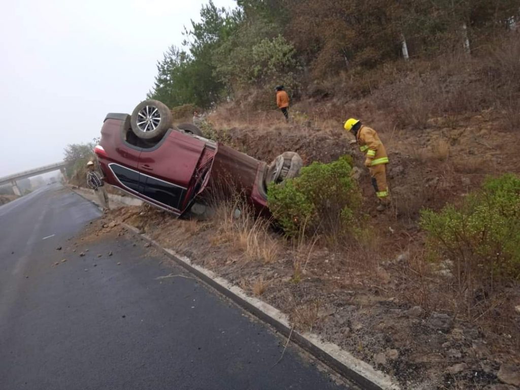 Se vuelca camioneta en la Tlaxco-Tecojotal